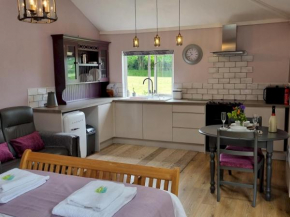 Pass the Keys Cosy Annexe in heart of Devon with garden and parking